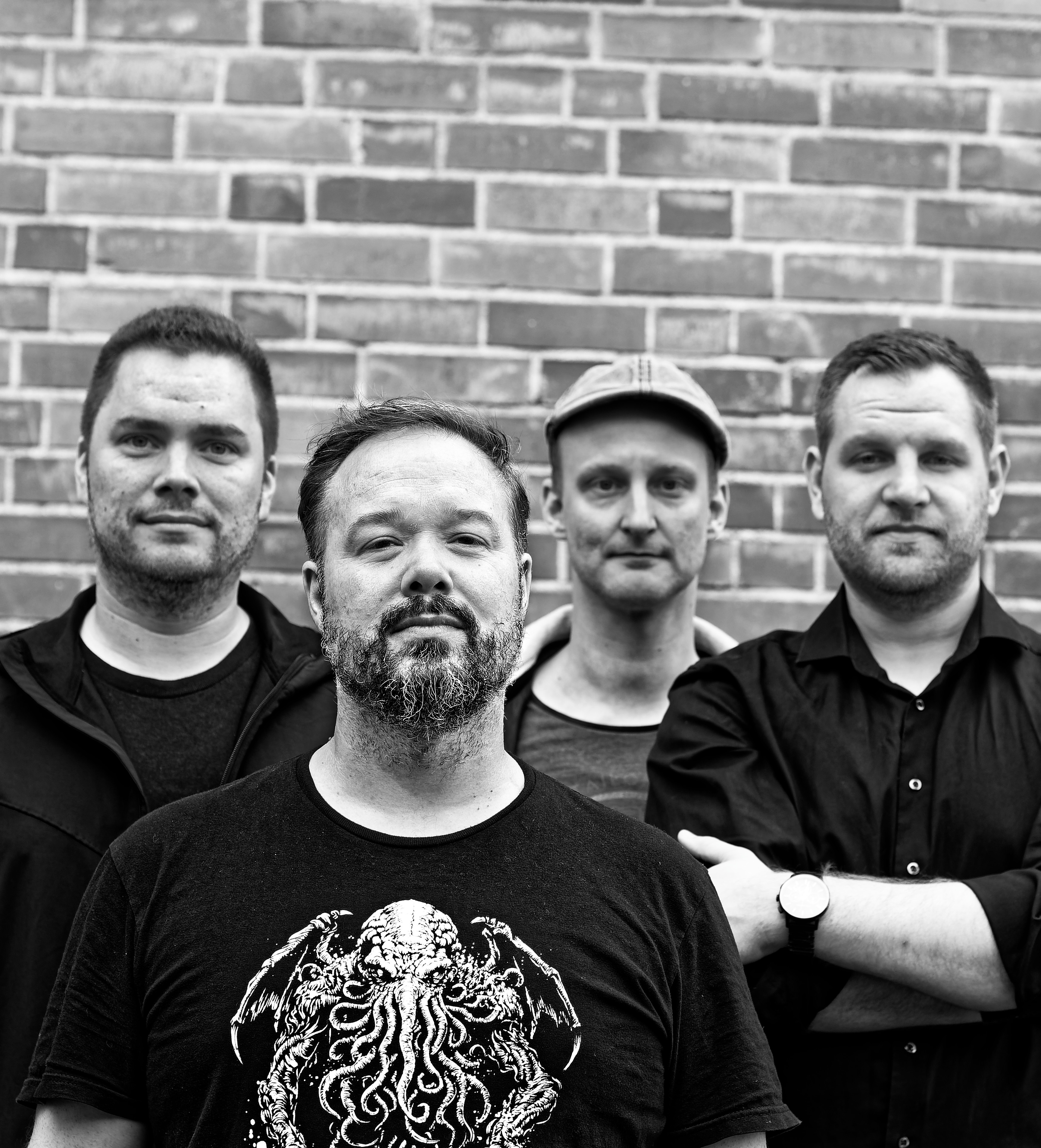 Bandphoto der Hamburger Rockband Monkey Fly vor einer Ziegelwand